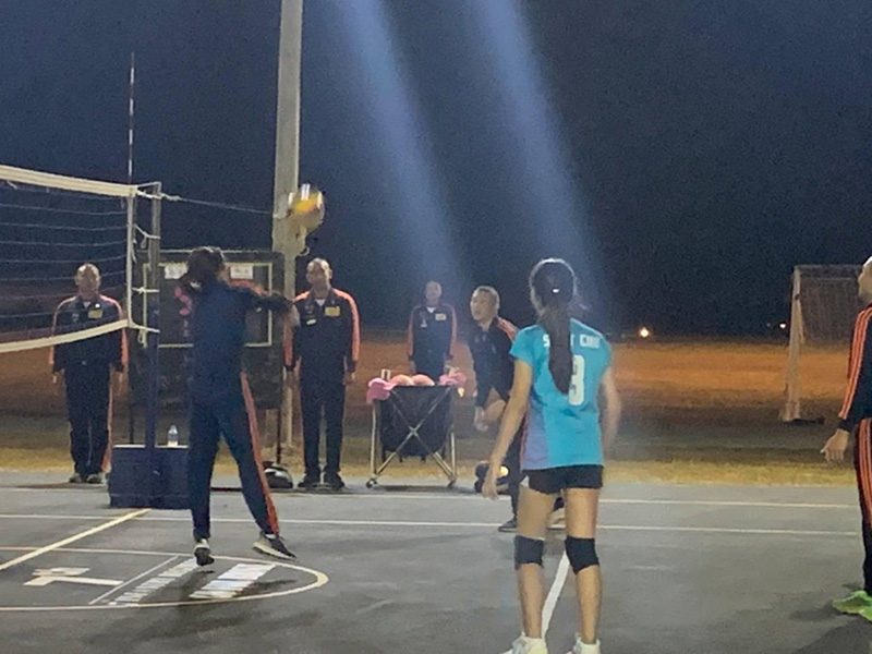 พระราชินี ฉลองพระองค์ชุดวอร์ม ทรงกีฬาวอลเลย์บอลร่วมกับนักกีฬาหญิง