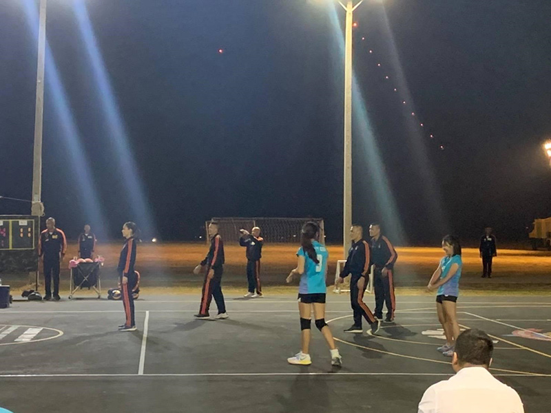 พระราชินี ฉลองพระองค์ชุดวอร์ม ทรงกีฬาวอลเลย์บอลร่วมกับนักกีฬาหญิง