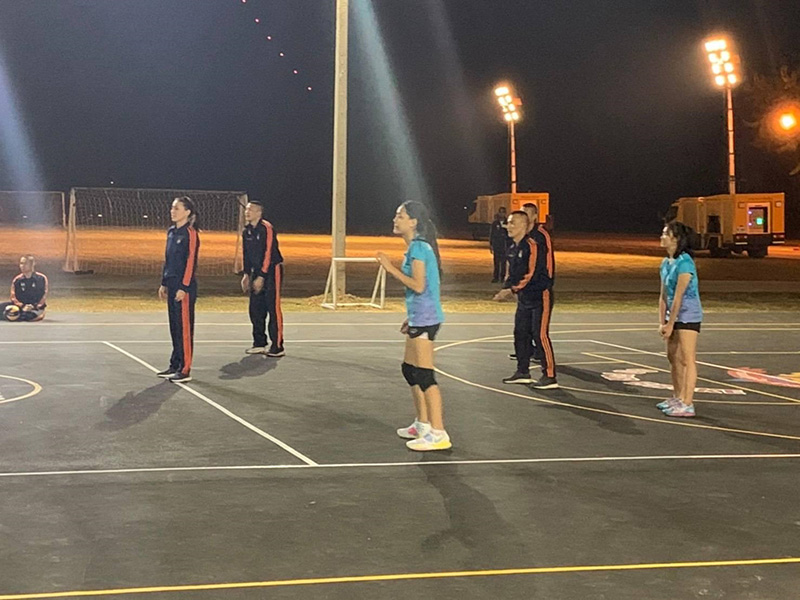 พระราชินี ฉลองพระองค์ชุดวอร์ม ทรงกีฬาวอลเลย์บอลร่วมกับนักกีฬาหญิง