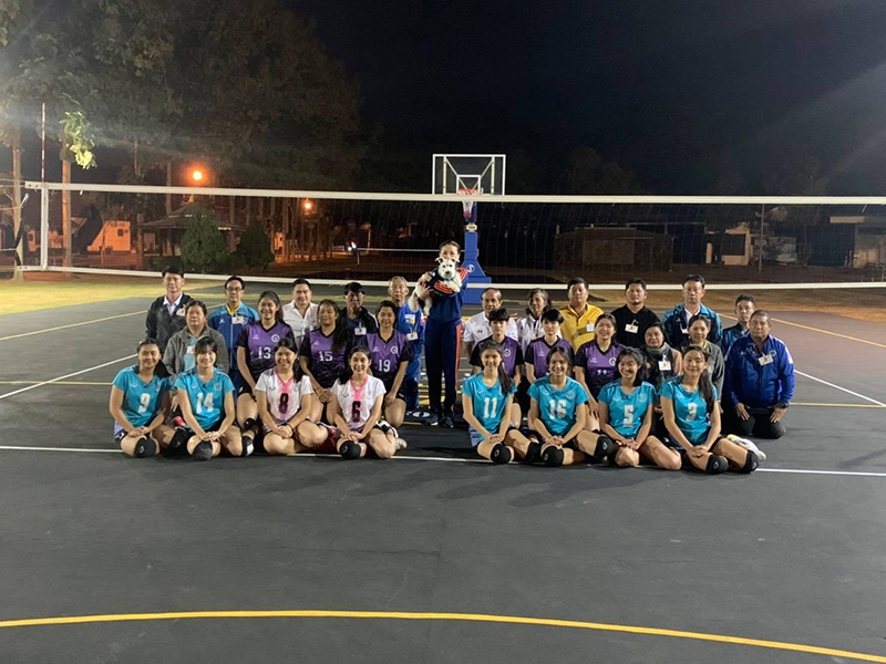 พระราชินี ฉลองพระองค์ชุดวอร์ม ทรงกีฬาวอลเลย์บอลร่วมกับนักกีฬาหญิง