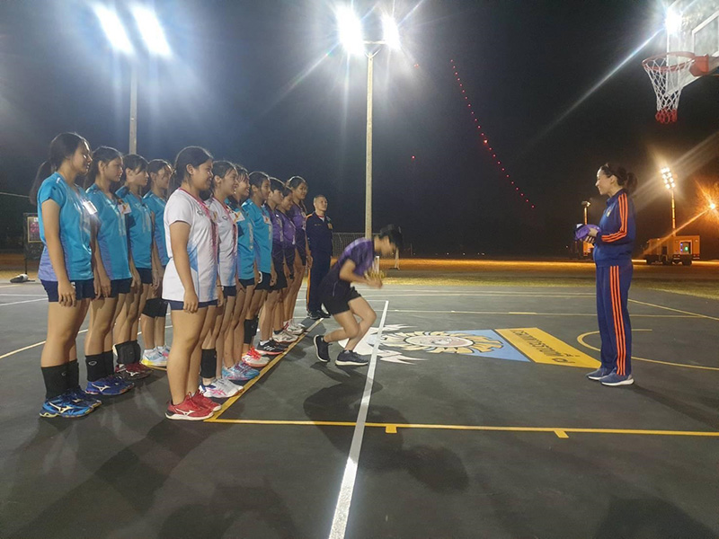 พระราชินี ฉลองพระองค์ชุดวอร์ม ทรงกีฬาวอลเลย์บอลร่วมกับนักกีฬาหญิง