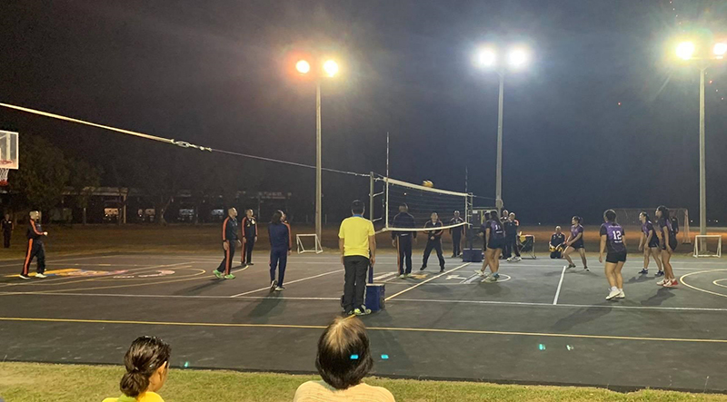 พระราชินี ฉลองพระองค์ชุดวอร์ม ทรงกีฬาวอลเลย์บอลร่วมกับนักกีฬาหญิง