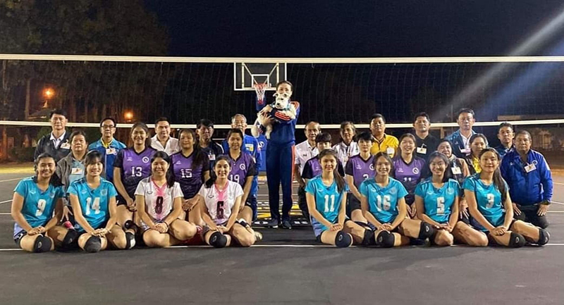 พระราชินี ฉลองพระองค์ชุดวอร์ม ทรงกีฬาวอลเลย์บอลร่วมกับนักกีฬาหญิง