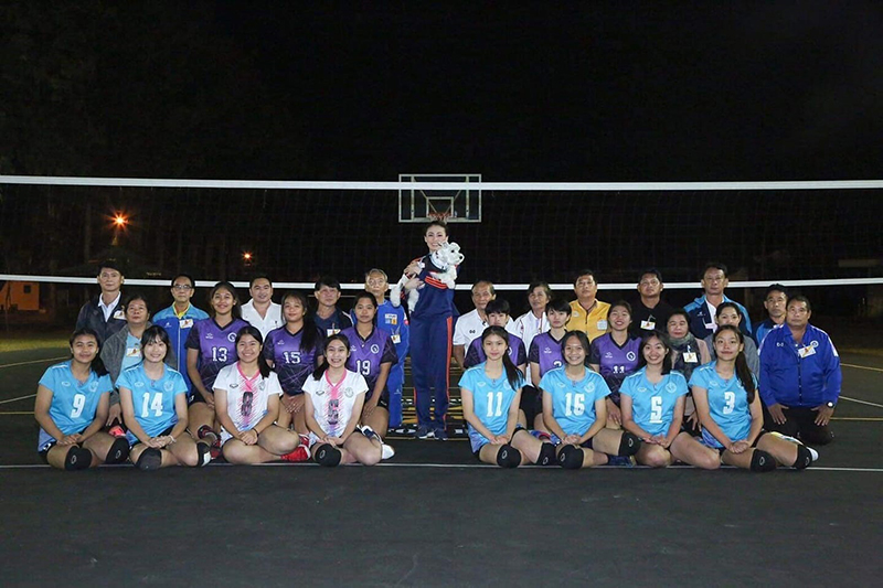 พระราชินี ฉลองพระองค์ชุดวอร์ม ทรงกีฬาวอลเลย์บอลร่วมกับนักกีฬาหญิง