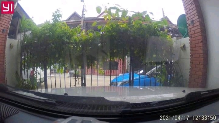 หนุ่มเหลืออด เพื่อนบ้านจอดรถขวางครึ่งคัน ไปไหนไม่ได้ เอากระถางกั้น ยังยกออก !