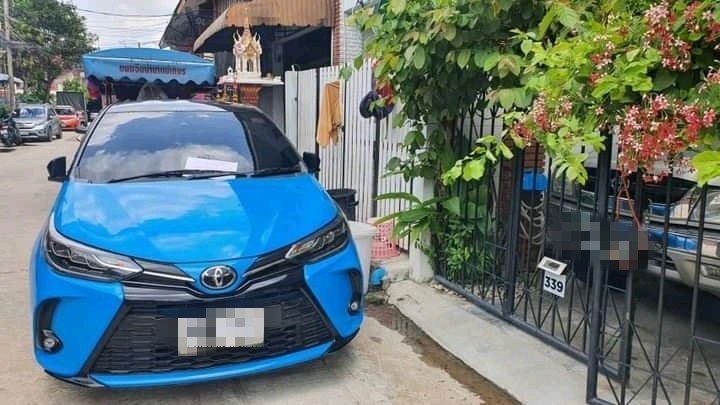 หนุ่มเหลืออด เพื่อนบ้านจอดรถขวางครึ่งคัน ไปไหนไม่ได้ เอากระถางกั้น ยังยกออก !