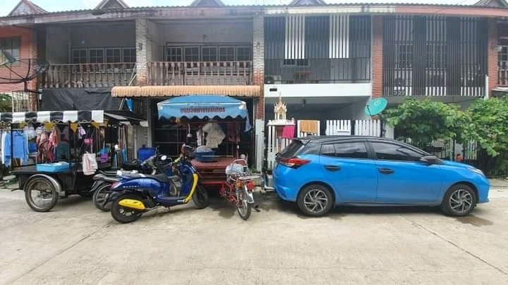 หนุ่มเหลืออด เพื่อนบ้านจอดรถขวางครึ่งคัน ไปไหนไม่ได้ เอากระถางกั้น ยังยกออก !