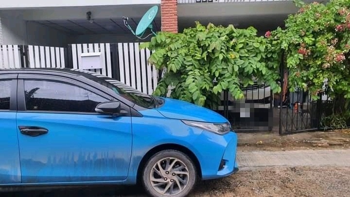 หนุ่มเหลืออด เพื่อนบ้านจอดรถขวางครึ่งคัน ไปไหนไม่ได้ เอากระถางกั้น ยังยกออก !