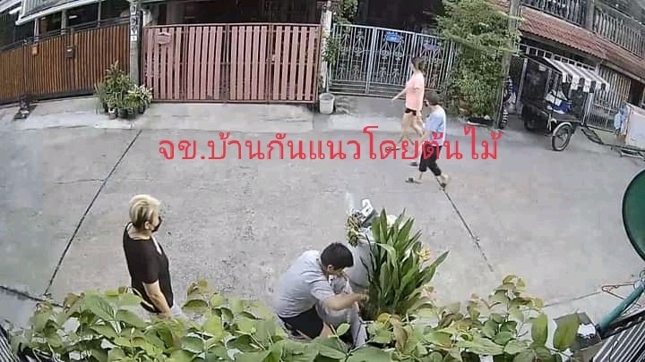 หนุ่มเหลืออด เพื่อนบ้านจอดรถขวางครึ่งคัน ไปไหนไม่ได้ เอากระถางกั้น ยังยกออก !