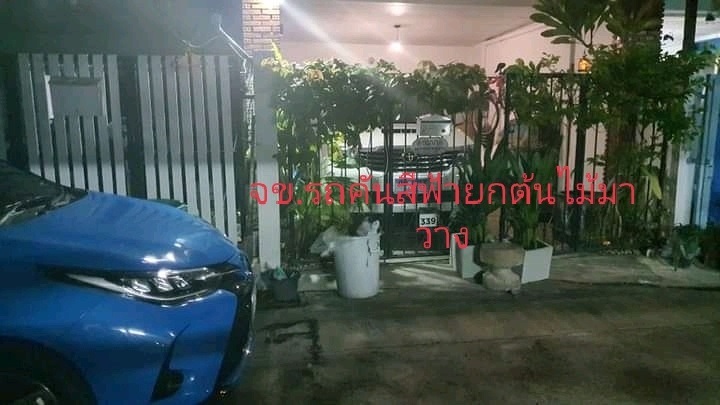 หนุ่มเหลืออด เพื่อนบ้านจอดรถขวางครึ่งคัน ไปไหนไม่ได้ เอากระถางกั้น ยังยกออก !