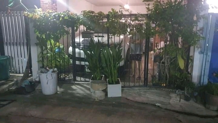 หนุ่มเหลืออด เพื่อนบ้านจอดรถขวางครึ่งคัน ไปไหนไม่ได้ เอากระถางกั้น ยังยกออก !