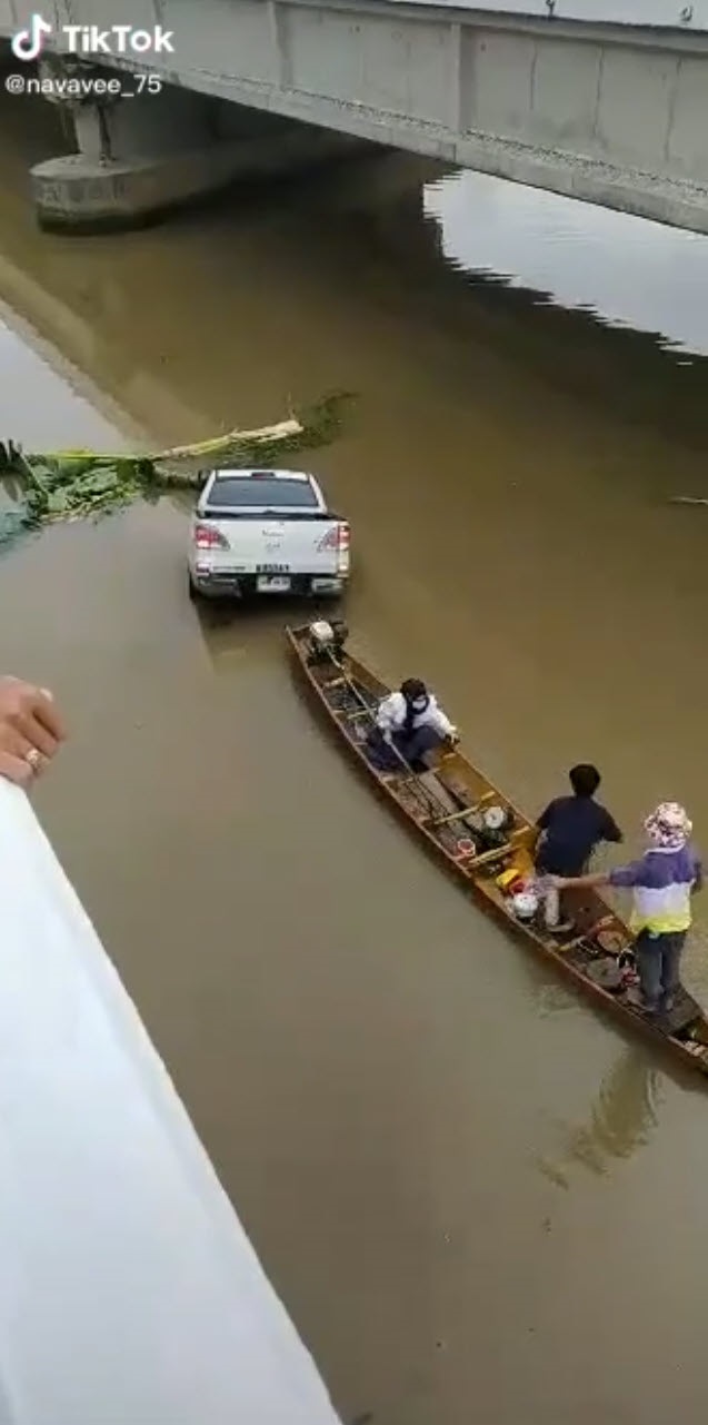 นาทีเฉียดตาย กระบะเสียหลักพุ่งลงคลอง แป๊บเดียวจมทั้งคัน สองผัวเมียหนีทันหวุดหวิด