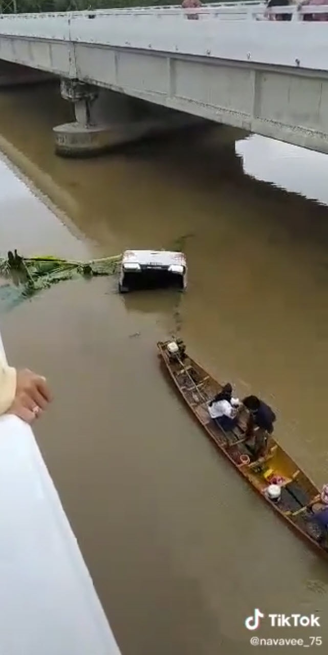 นาทีเฉียดตาย กระบะเสียหลักพุ่งลงคลอง แป๊บเดียวจมทั้งคัน สองผัวเมียหนีทันหวุดหวิด