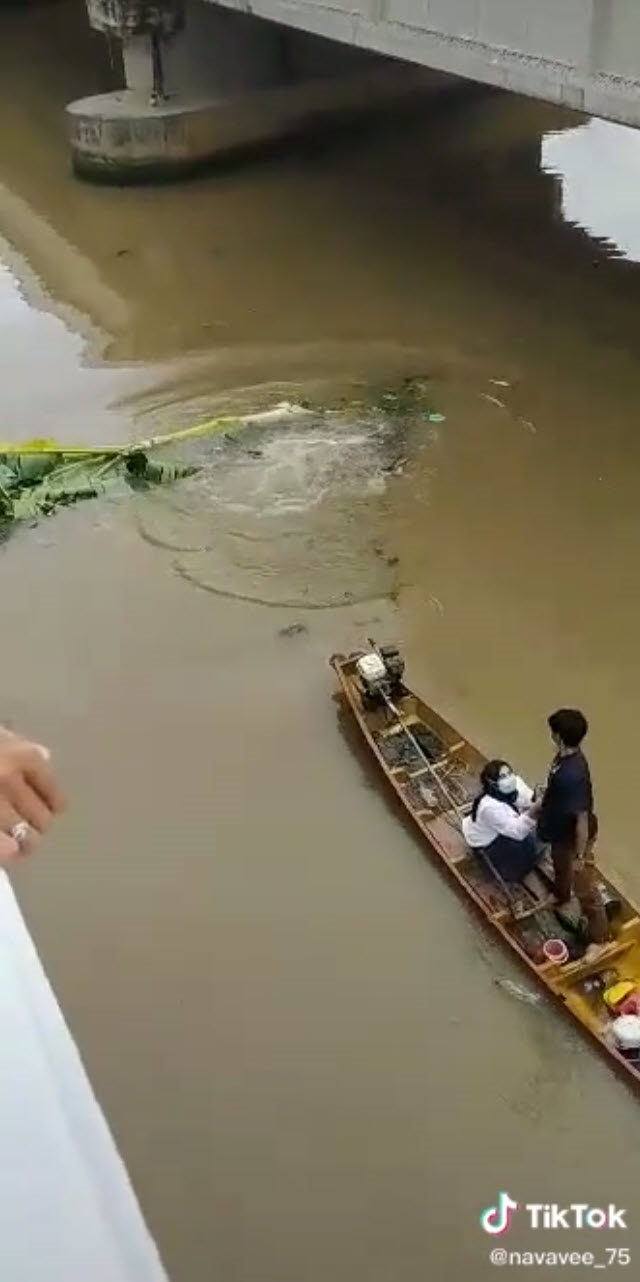 นาทีเฉียดตาย กระบะเสียหลักพุ่งลงคลอง แป๊บเดียวจมทั้งคัน สองผัวเมียหนีทันหวุดหวิด