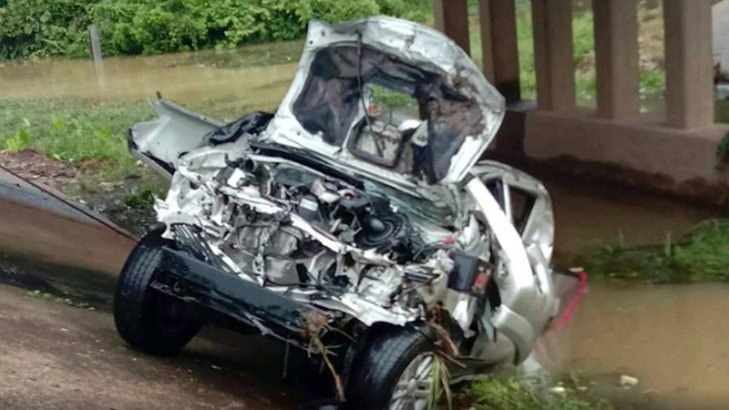 นาทีเฉียดตาย กระบะเสียหลักพุ่งลงคลอง แป๊บเดียวจมทั้งคัน สองผัวเมียหนีทันหวุดหวิด