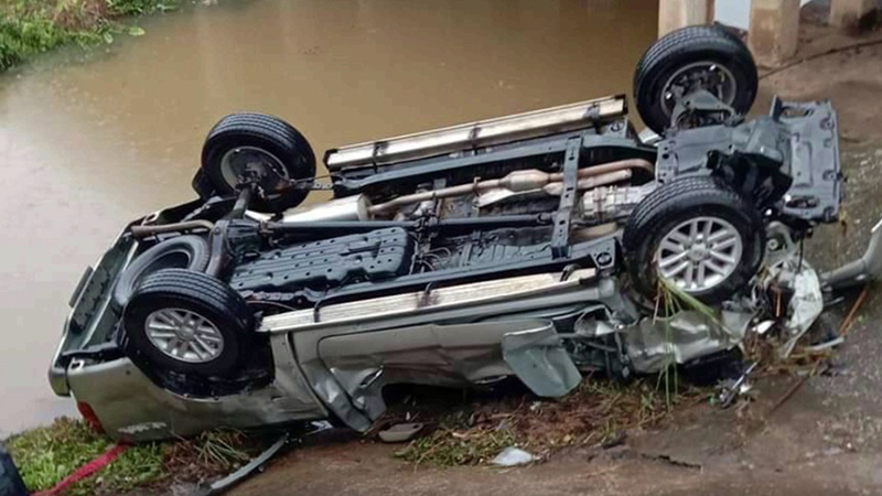 นาทีเฉียดตาย กระบะเสียหลักพุ่งลงคลอง แป๊บเดียวจมทั้งคัน สองผัวเมียหนีทันหวุดหวิด