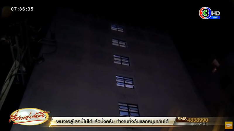 ผวาอีก ! นาทีชายถอดเสื้อถือมีด ไล่ถีบประตูหน้าห้องจนเข้าได้ เจอแบบนี้ใครจะกล้าเปิด
