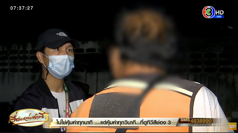 ผวาอีก ! นาทีชายถอดเสื้อถือมีด ไล่ถีบประตูหน้าห้องจนเข้าได้ เจอแบบนี้ใครจะกล้าเปิด