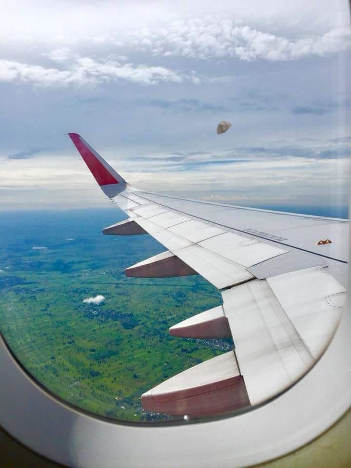 หนุ่มนั่งเครื่องบินถ่ายรูปฟ้า ติดวัตถุประหลาด ก่อนถึงบางอ้อ นั่นมัน....