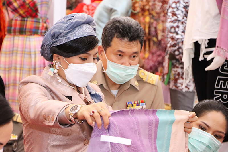 เจ้าฟ้าสิริวัณณวรีฯ ทรงทอดพระเนตรผ้าทอ พร้อมพระราชทานคำแนะนำ ปชช. สุดปลื้มปิติ