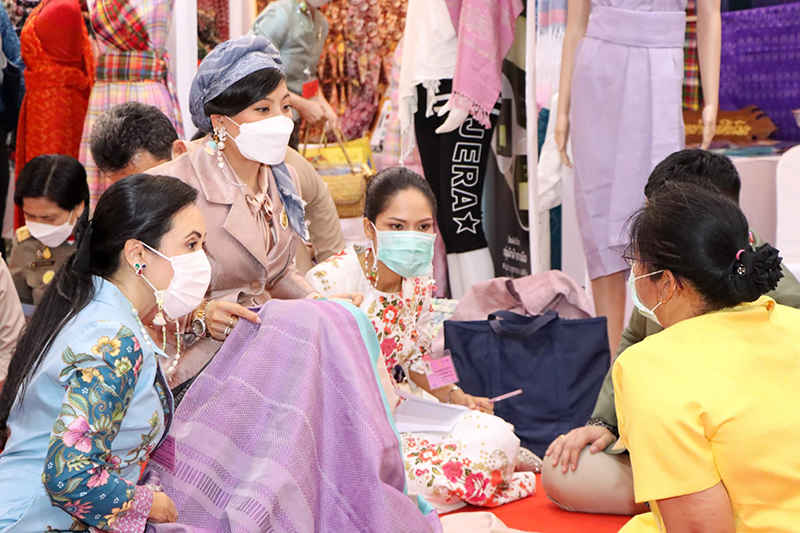 เจ้าฟ้าสิริวัณณวรีฯ ทรงทอดพระเนตรผ้าทอ พร้อมพระราชทานคำแนะนำ ปชช. สุดปลื้มปิติ