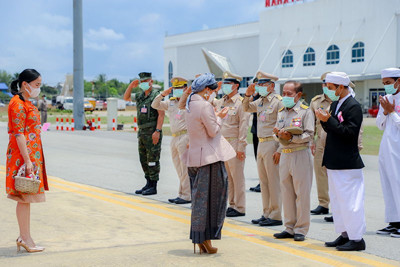 เจ้าฟ้าสิริวัณณวรีฯ ทรงทอดพระเนตรผ้าทอ พร้อมพระราชทานคำแนะนำ ปชช. สุดปลื้มปิติ