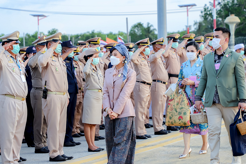 เจ้าฟ้าสิริวัณณวรีฯ ทรงทอดพระเนตรผ้าทอ พร้อมพระราชทานคำแนะนำ ปชช. สุดปลื้มปิติ