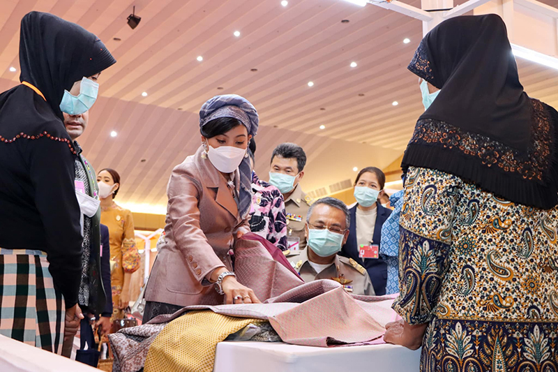 เจ้าฟ้าสิริวัณณวรีฯ ทรงทอดพระเนตรผ้าทอ พร้อมพระราชทานคำแนะนำ ปชช. สุดปลื้มปิติ