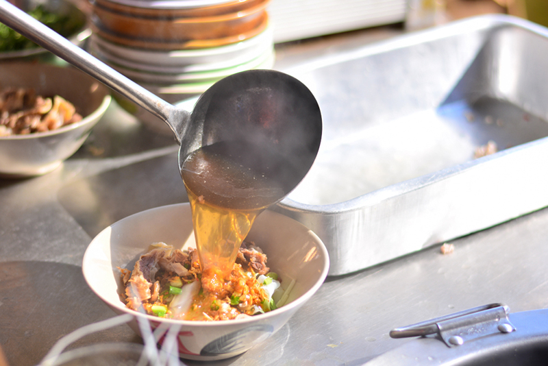 ร้านก๋วยเตี๋ยวเรือชื่อดังย่านรังสิต ทำเดือดร้อนทั้งหมู่บ้าน เพื่อนบ้านสุดทนต้องตื่นตี 4 ทุกวัน