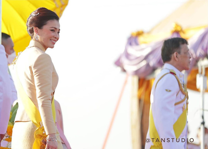 เปิดรายละเอียดเครื่องทรง พระราชินี ทรงสื่อถึง ร.9 ด้วยความใส่พระทัย