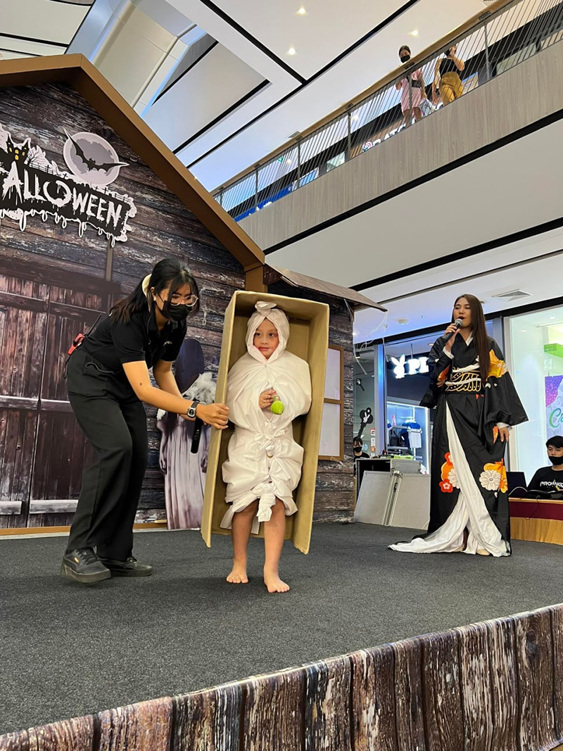 ธรรมดาได้ที่ไหน แม่ส่ง 2 หนูน้อยประกวดชุดฮาโลวีน บอกแต่งง่าย ๆ ตำนานต้องเกิด