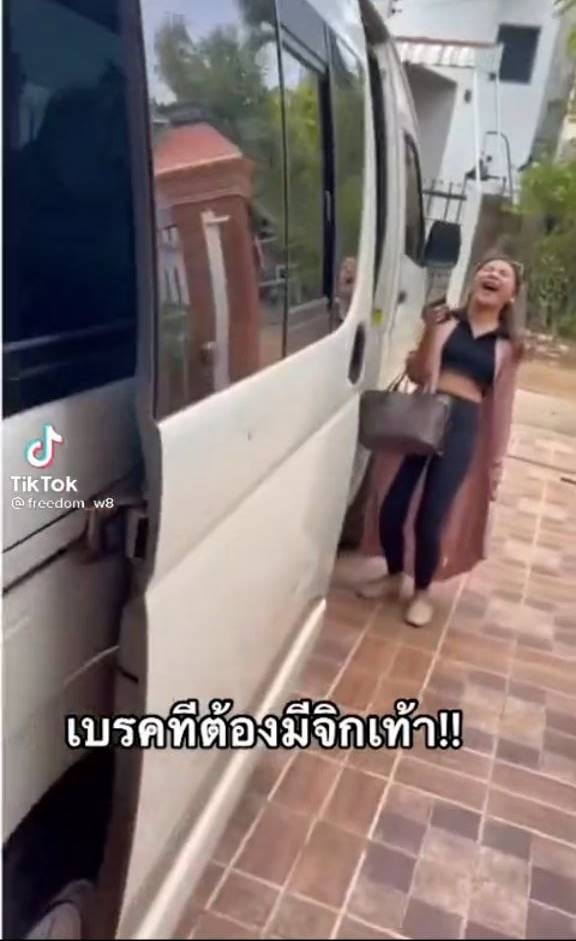 แก๊งสาว ๆ เตรียมตัวไปเที่ยว นั่งรถตู้ VIP เปิดประตูมา เล่นเอาหัวเราะจนเข่าทรุด !