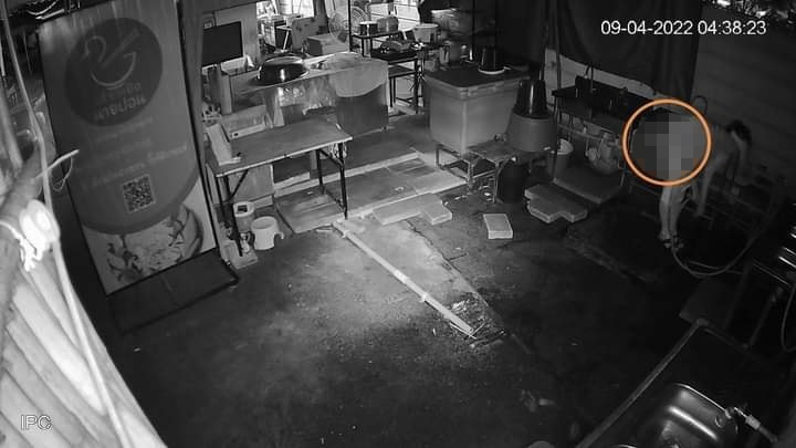 อิหยังนิ ?! สาวสองสายมึน จิ๊กน้ำยาล้างจาน นั่งแหกขาล้างก้นกลางร้านก๋วยเตี๋ยว