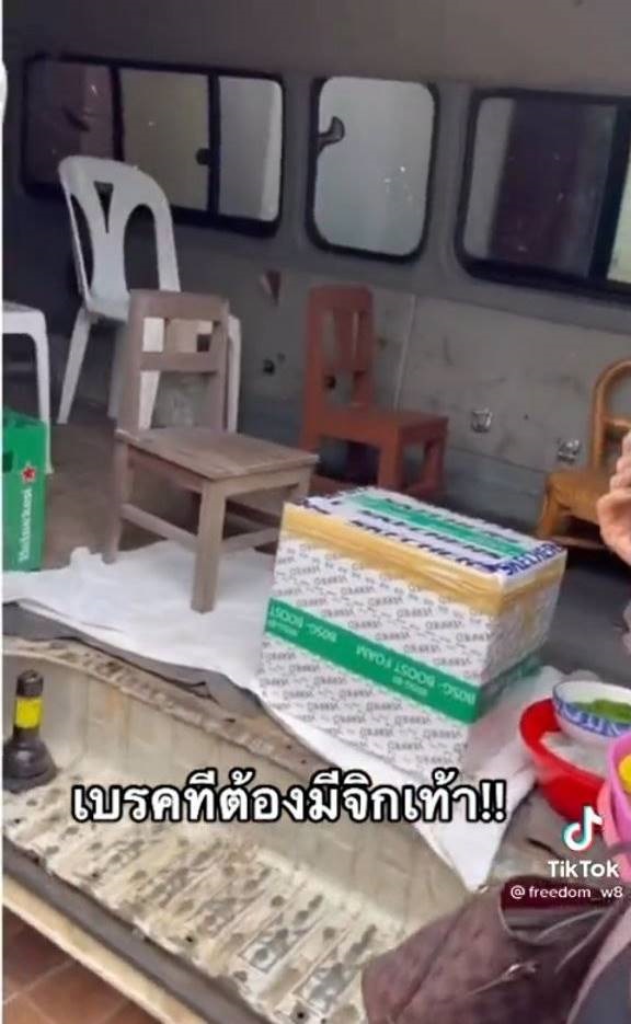 แก๊งสาว ๆ เตรียมตัวไปเที่ยว นั่งรถตู้ VIP เปิดประตูมา เล่นเอาหัวเราะจนเข่าทรุด !