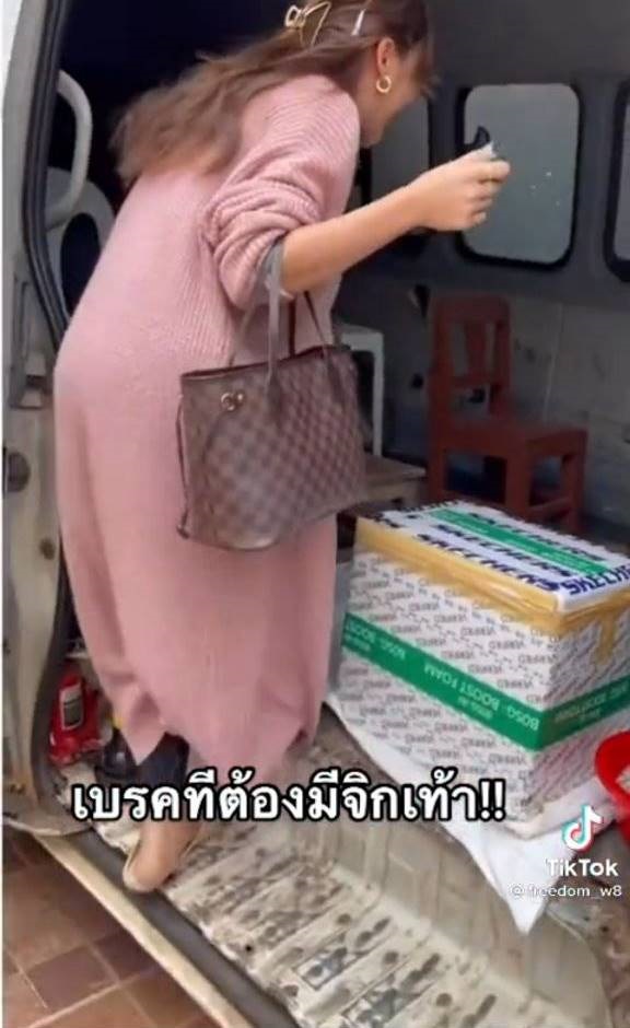 แก๊งสาว ๆ เตรียมตัวไปเที่ยว นั่งรถตู้ VIP เปิดประตูมา เล่นเอาหัวเราะจนเข่าทรุด !