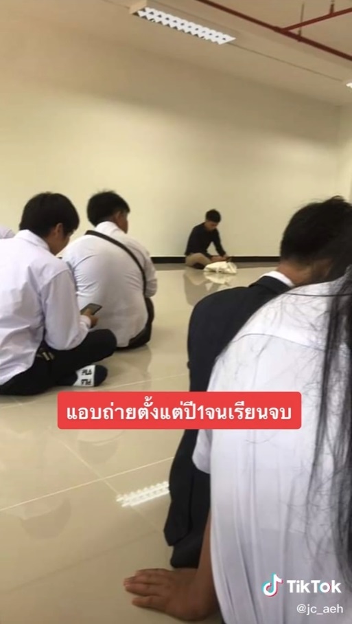 ไวรัลรักอบอุ่น.. นศ. สาวแอบชอบครู 4 ปี ตั้งใจเรียนเพื่อพี่ พอเรียนจบได้คบจนแต่งงาน