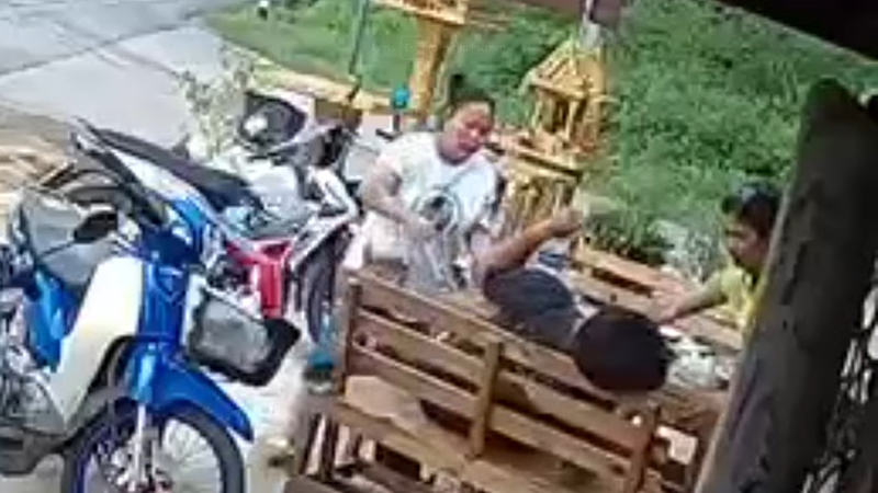 นาทีชีวิต หนุ่มกินแซลมอนจิ้มวาซาบิเยอะเกิน เคี้ยว ๆ อยู่ หงายหลังวูบ เกือบตาย !