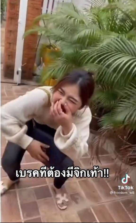 แก๊งสาว ๆ เตรียมตัวไปเที่ยว นั่งรถตู้ VIP เปิดประตูมา เล่นเอาหัวเราะจนเข่าทรุด !