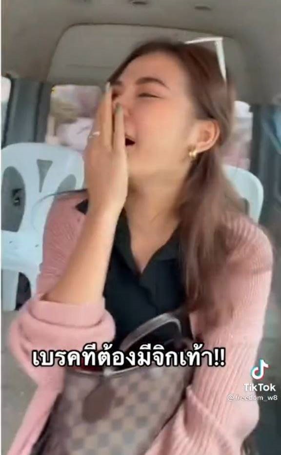 แก๊งสาว ๆ เตรียมตัวไปเที่ยว นั่งรถตู้ VIP เปิดประตูมา เล่นเอาหัวเราะจนเข่าทรุด !