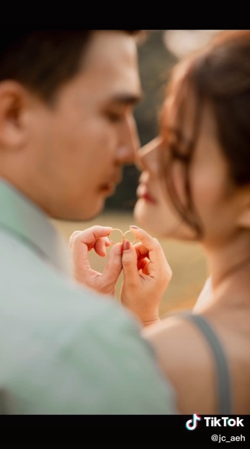 ไวรัลรักอบอุ่น.. นศ. สาวแอบชอบครู 4 ปี ตั้งใจเรียนเพื่อพี่ พอเรียนจบได้คบจนแต่งงาน