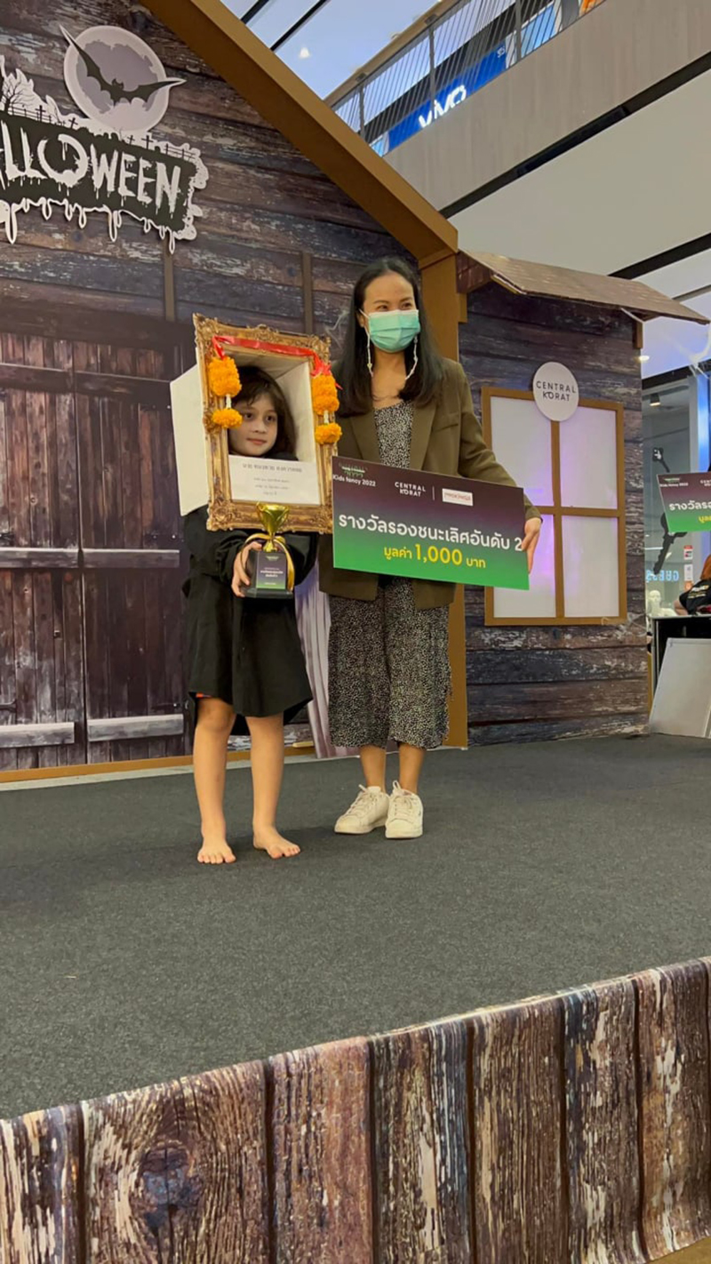 ธรรมดาได้ที่ไหน แม่ส่ง 2 หนูน้อยประกวดชุดฮาโลวีน บอกแต่งง่าย ๆ ตำนานต้องเกิด