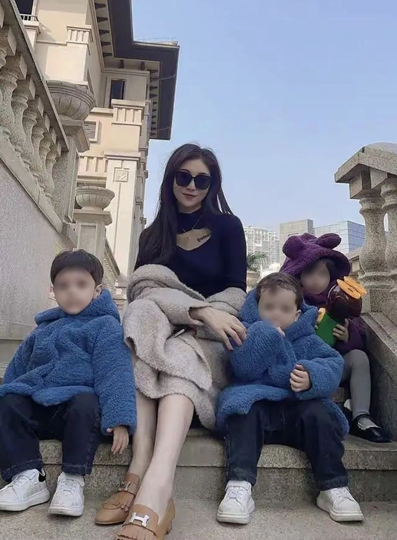 นางแบบนักธุรกิจสาวมั่น ไม่มีสามี แต่มีลูกแฝด 3 ทำคนโกรธสนั่น ด่าแรง เห็นแก่ตัว !?