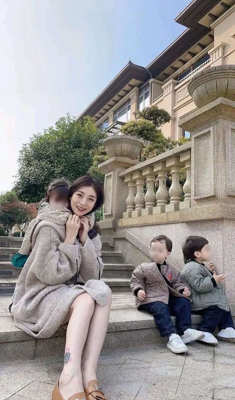 นางแบบนักธุรกิจสาวมั่น ไม่มีสามี แต่มีลูกแฝด 3 ทำคนโกรธสนั่น ด่าแรง เห็นแก่ตัว !?