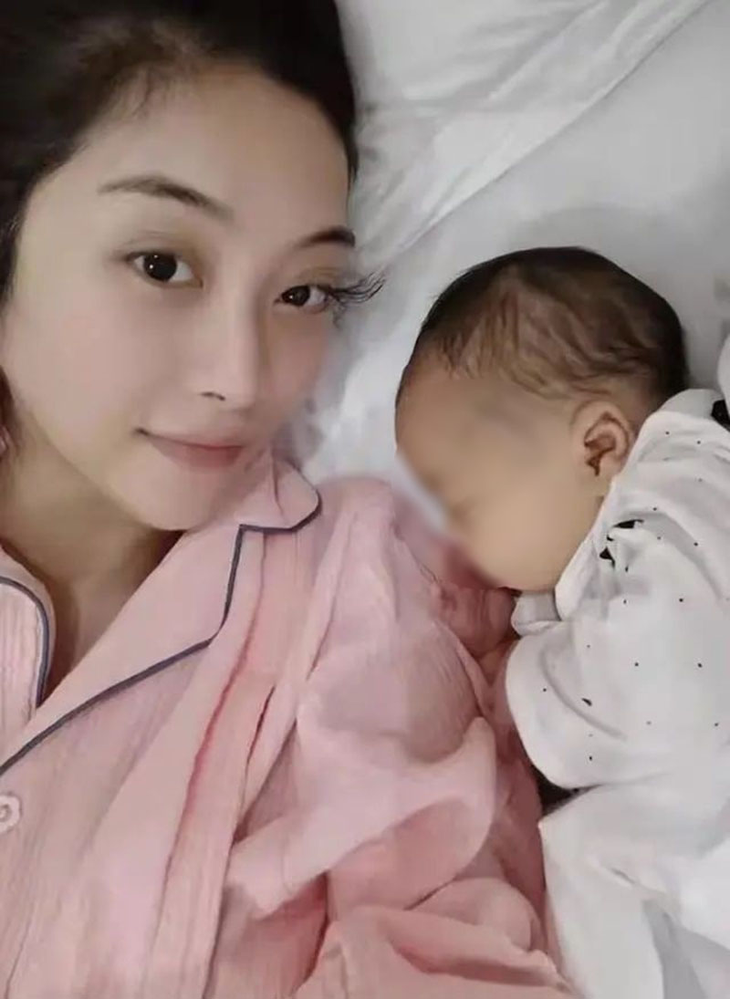 นางแบบนักธุรกิจสาวมั่น ไม่มีสามี แต่มีลูกแฝด 3 ทำคนโกรธสนั่น ด่าแรง เห็นแก่ตัว !?