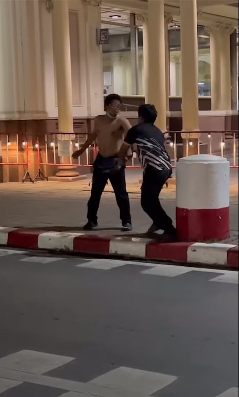 ชายคลั่งถือไม้ หาเรื่องหนุ่มยืนมอง ก่อนวิ่งปรี่เข้าปะทะ งานนี้แหย่ผิดคน