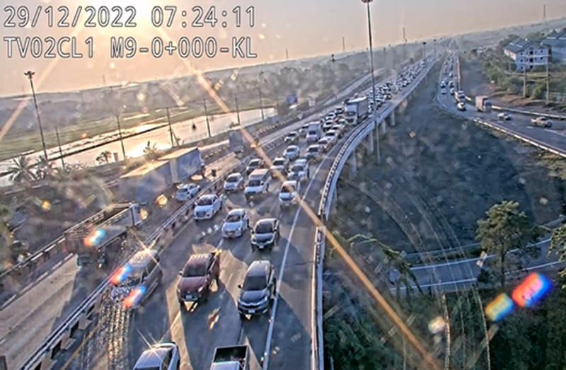 เริ่มแล้วคนแห่กลับบ้านเทศกาลปีใหม่ 2566 รถแน่นทุกเลน มองอีกฝั่งเหมือนอยู่อีกโลก