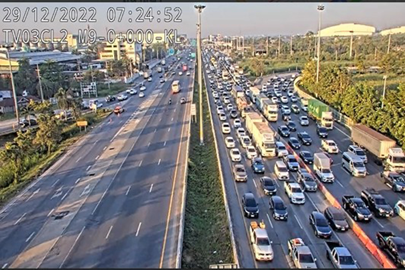 เริ่มแล้วคนแห่กลับบ้านเทศกาลปีใหม่ 2566 รถแน่นทุกเลน มองอีกฝั่งเหมือนอยู่อีกโลก