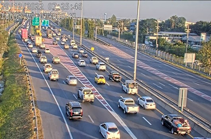 เริ่มแล้วคนแห่กลับบ้านเทศกาลปีใหม่ 2566 รถแน่นทุกเลน มองอีกฝั่งเหมือนอยู่อีกโลก