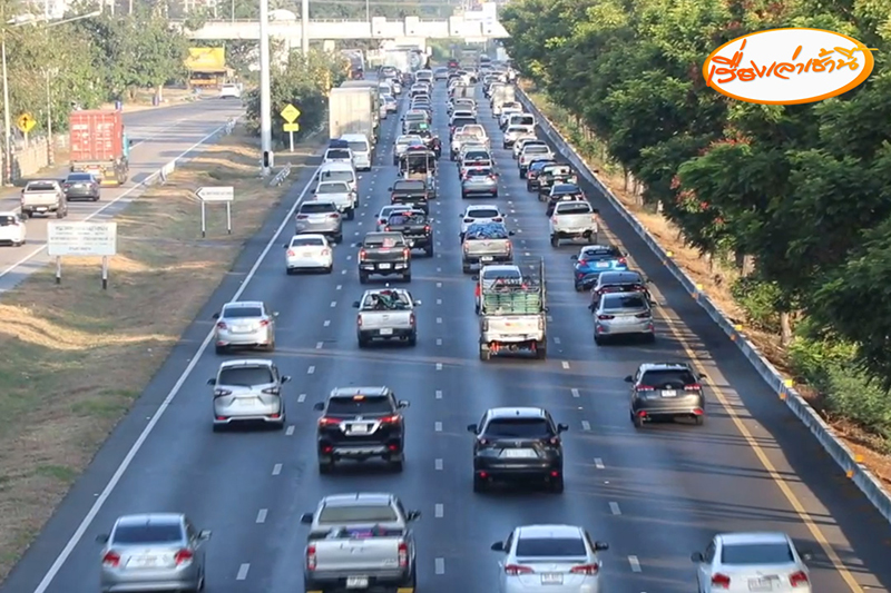 เริ่มแล้วคนแห่กลับบ้านเทศกาลปีใหม่ 2566 รถแน่นทุกเลน มองอีกฝั่งเหมือนอยู่อีกโลก