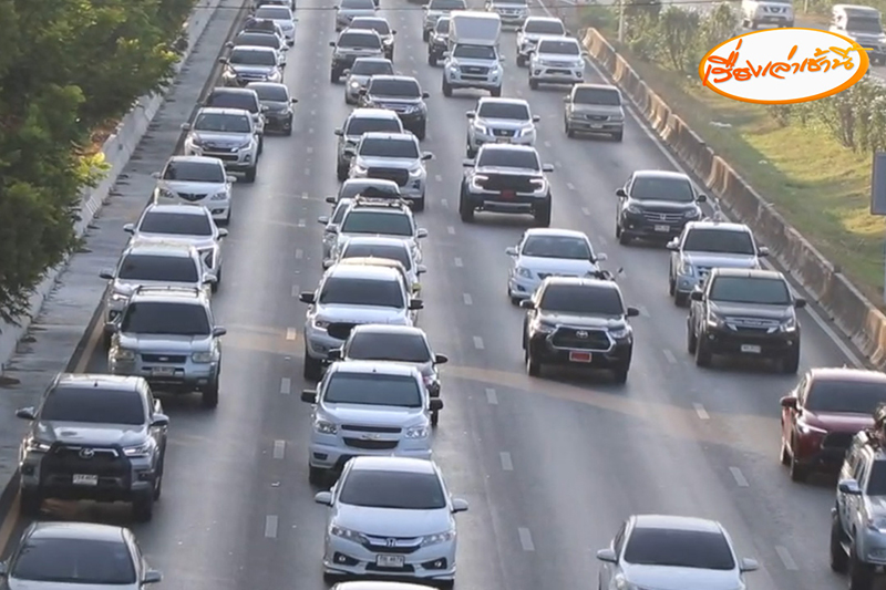 เริ่มแล้วคนแห่กลับบ้านเทศกาลปีใหม่ 2566 รถแน่นทุกเลน มองอีกฝั่งเหมือนอยู่อีกโลก